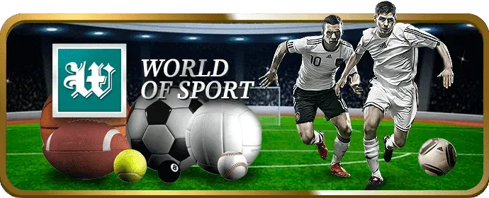 Bàn chơi Poker với các quân bài và chip casino